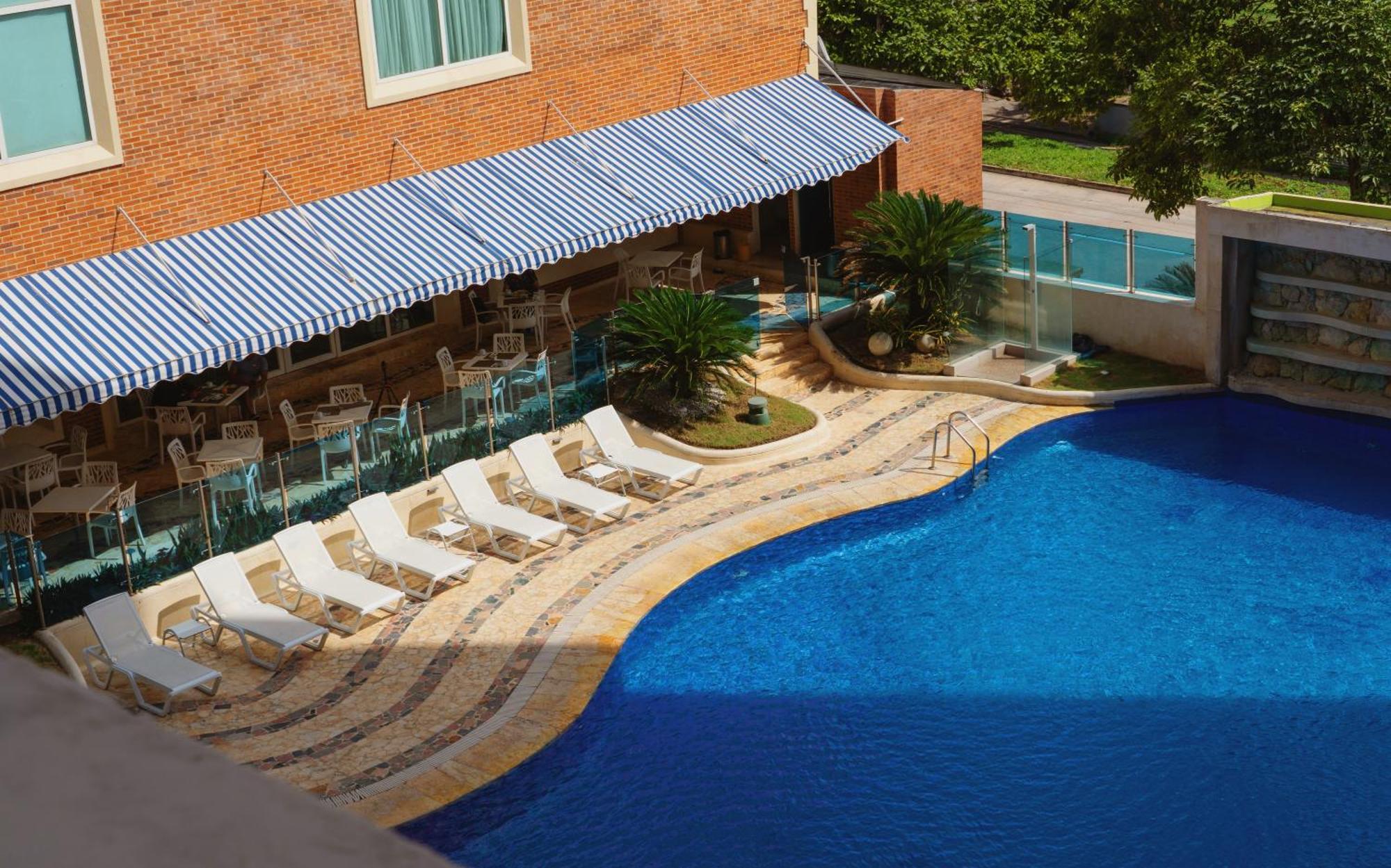 Hotel Dann Carlton Barranquilla Y Centro De Convenciones Exterior foto Swimming pool at the hotel