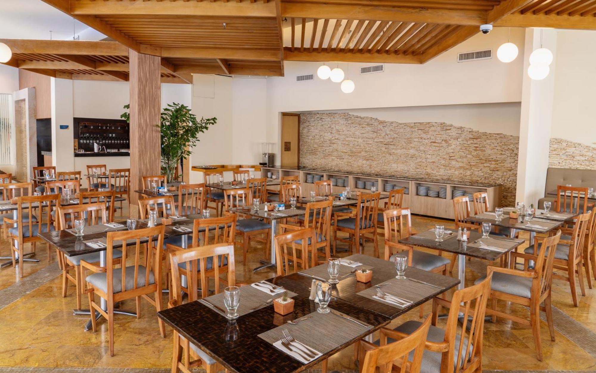 Hotel Dann Carlton Barranquilla Y Centro De Convenciones Exterior foto The dining room at the restaurant